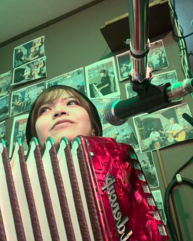 こんばんは！ 先日のライブで、初めての楽器「アコーディオン」に挑戦しました！🎹🪗
