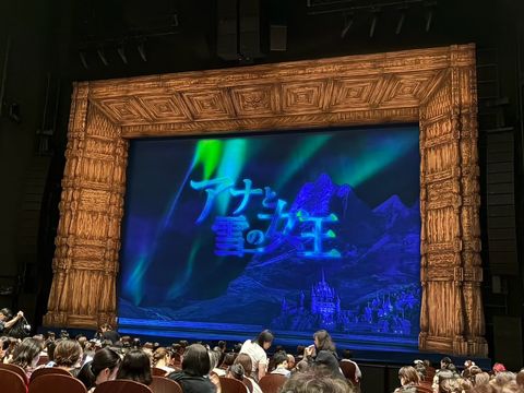 劇団四季の「アナと雪の女王」を観てきました！ 生の演奏と演技に、3歳娘も大興奮でした。